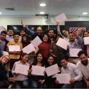 grupo humano con certificados en sus manos